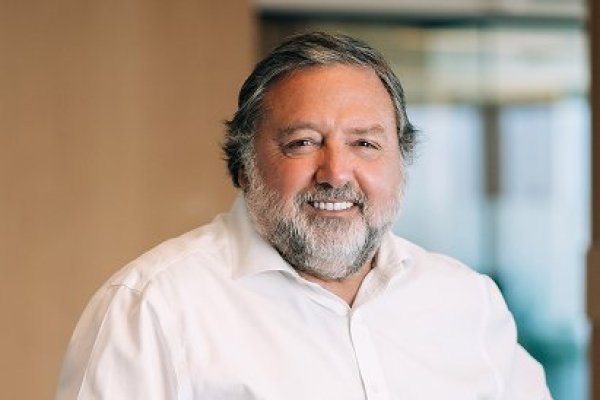 Renuncia histórico vicepresidente de Entel: tiene planes para emprender en IA