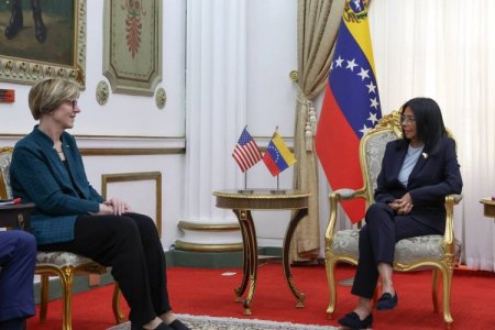 Presidenta encargada de Venezuela se reúne con enviada de EEUU