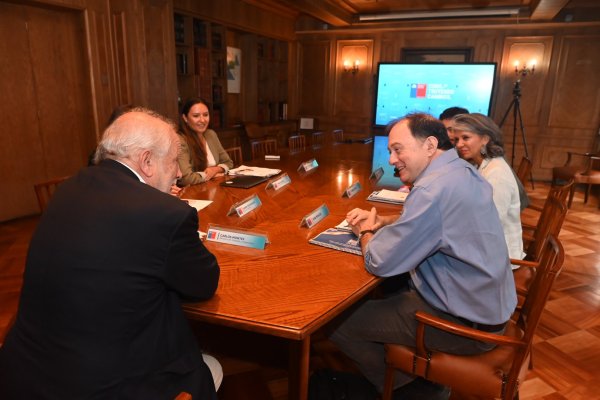 <p>Reconstrucción post incendios marca primer encuentro entre Iván Poduje y ministro Carlos Montes</p>