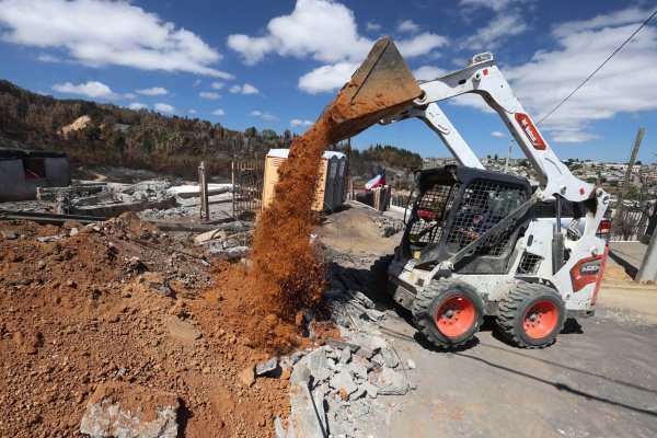 Una montaña de escombros: avanzan trabajos para remover las 50 mil toneladas de residuos que dejaron los incendios en Biobío y Ñuble