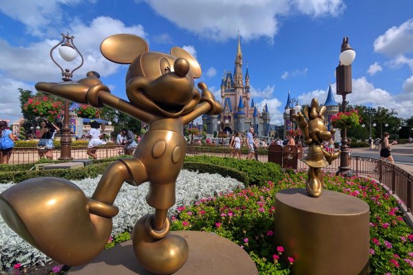 Disney anuncia que el director de parques, Josh D'Amaro, sucederá a Bob Iger como CEO