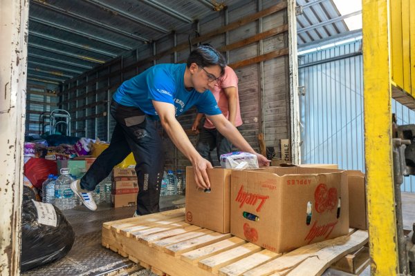 Más de 300 toneladas de ayuda ha recibido centro de acopio en planta de Camanchaca en Talcahuano