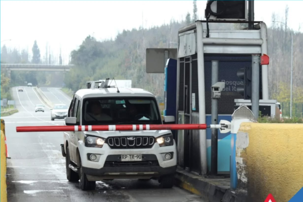 <p>Desde este miércoles se reactivó el cobro de peajes en autopistas del Biobío y Ñuble, suspendidos por incendios forestales</p>