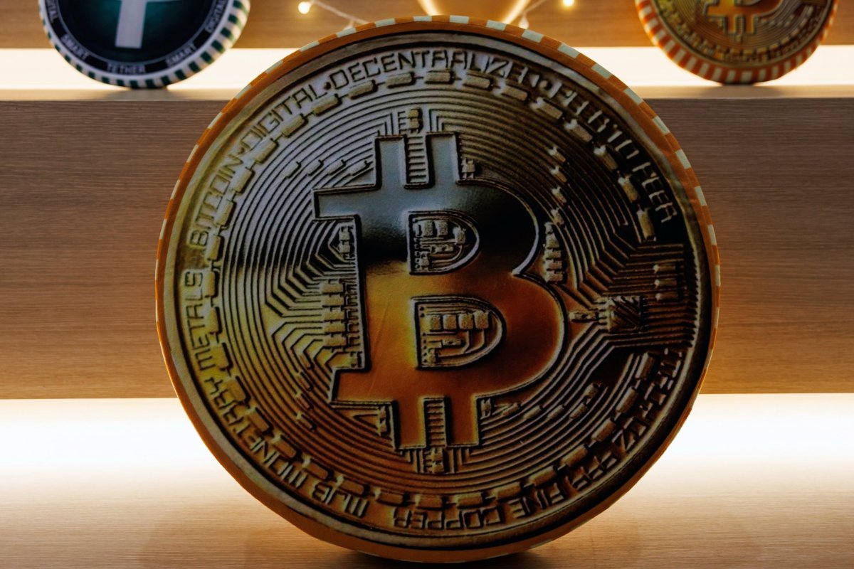 <p>Bitcoin cae por debajo de los US$ 70 mil y acaba con el rally de Trump</p>
