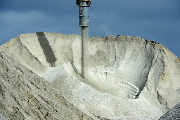 Tianqi Lithium se desploma 13% en Bolsa de Hong Kong tras un error en el precio de los bonos convertibles