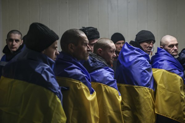 Rusia pacta intercambio de prisioneros con Ucrania y reinicia diálogo militar con EEUU