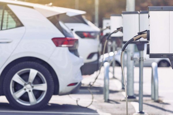 Meta 2035 bajo revisión: Gobierno evalúa ajustes al fin de venta de autos a combustión