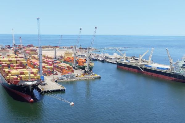 Puerto de Iquique profundiza diversificación de cargas y suma operación internacional con insumo clave para minería argentina