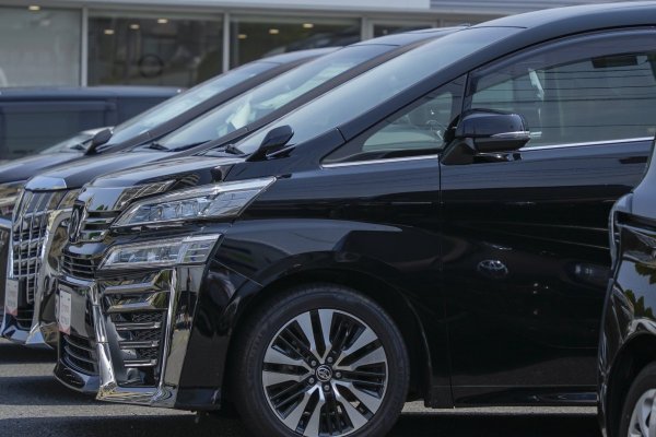 Toyota cambia de CEO y Stellantis golpea al mercado con ajuste por más de US$ 26 mil millones