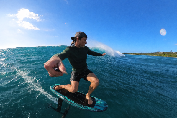 Cómo un puertorriqueño creó la tabla eléctrica que revolucionó el surf en Chile