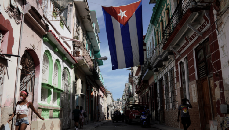 <p>Vuelos cancelados, feria del libro suspendida y calendario deportivo ajustado: las consecuencias de la crisis de combustible en Cuba</p>