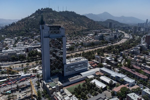 Telefónica deja Chile tras 35 años y vende operación a Millicom, que ya mueve sus primeras piezas en el país