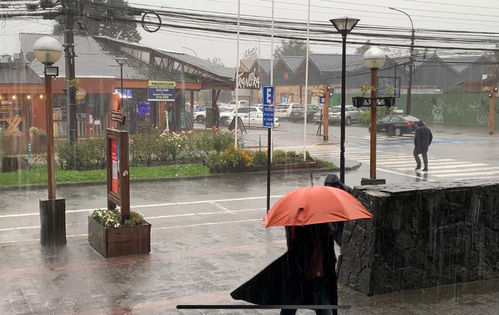 <p>Temporal en Pucón mantiene a 9 mil clientes de CGE sin suministro eléctrico tras vientos de 80 km/h</p>