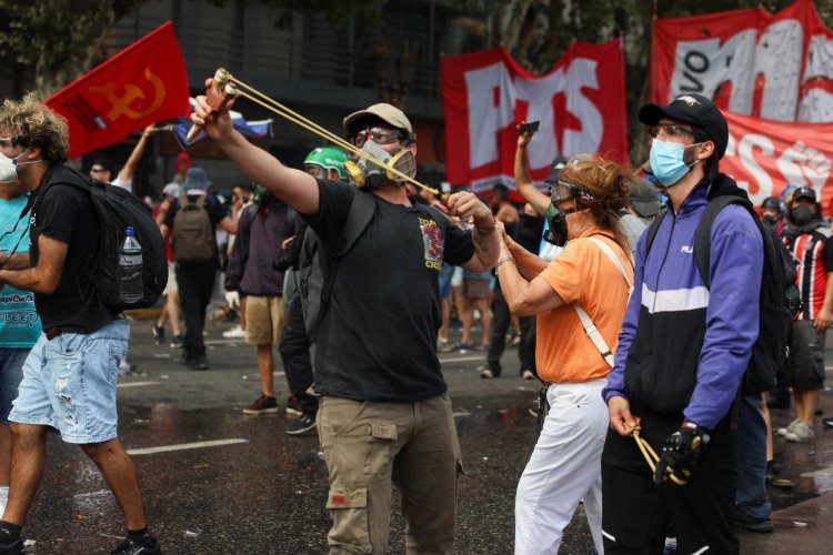 <p>Discusión de reforma laboral en Argentina: Enfrentamientos entre manifestantes y la policía dejan heridos y detenidos</p>