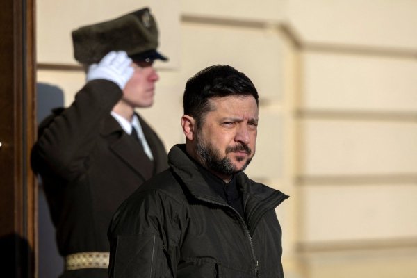 Zelenski planea anunciar el 24 de febrero elecciones en Ucrania y un plebiscito sobre acuerdo de paz con Rusia