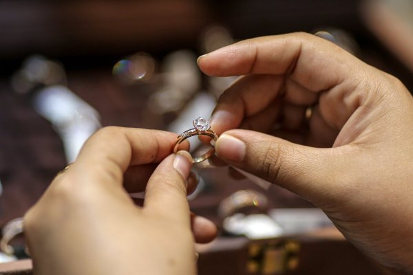 Ad portas de San Valentín y con un precio del oro en US$ 5.000, ¿un anillo es un regalo o una inversión?