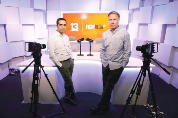 El plan de TV y radios de Andrónico Luksic para renovar el guion del 13