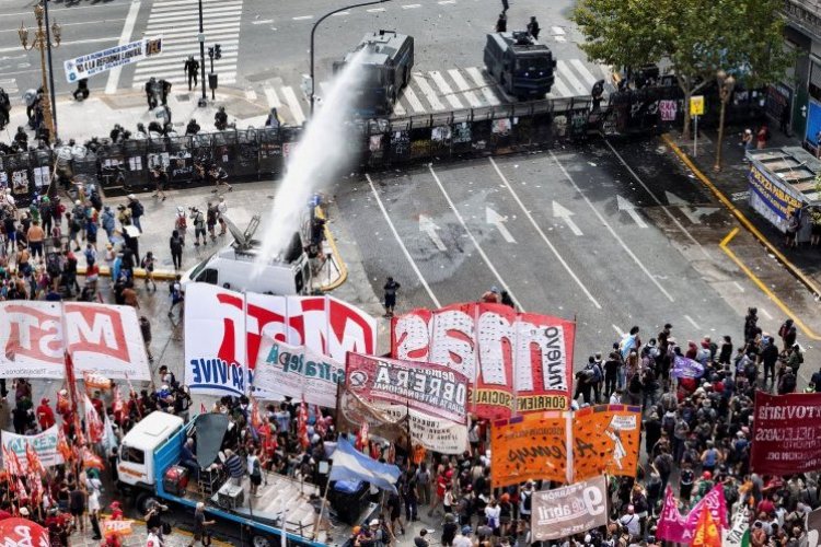 <p>Central sindical CGT de Argentina llama a huelga contra reforma laboral de Milei</p>