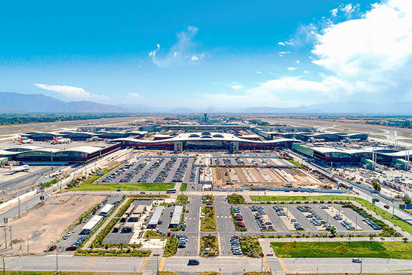<p>Ya es oficial: MOP y Nuevo Pudahuel extienden concesión del aeropuerto por tres años e inversionistas franceses bajarán demanda del Ciadi</p>
