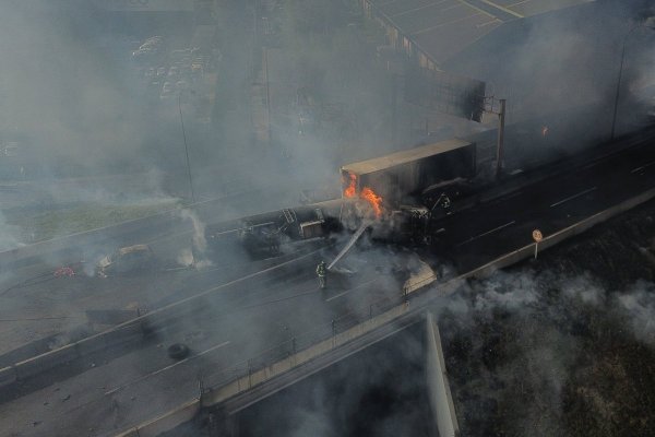 Cuatro muertos tras fuerte explosión de camión con gas en Autopista Central que alcanzó vehículos y estacionamiento de Harting en Renca