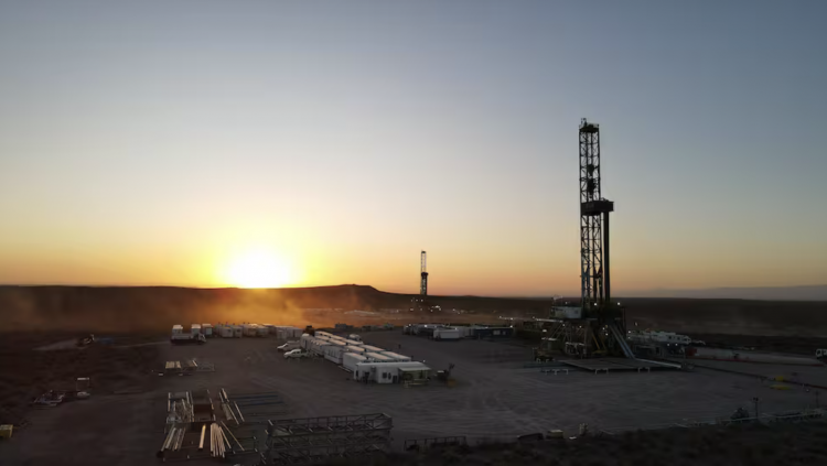 <p>Producción de petróleo en Vaca Muerta alcanza los 882.200 de barriles por día con alza interanual de 16,5%</p>