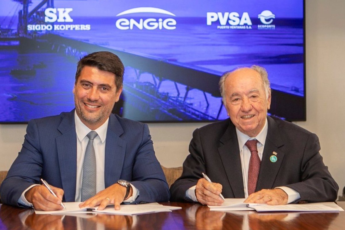 <p>Juan Villavicencio, CEO de Engie Chile, junto a Juan Eduardo Errázuriz, presidente ejecutivo de Sigdo Koppers (SK), durante la firma del acuerdo.</p>