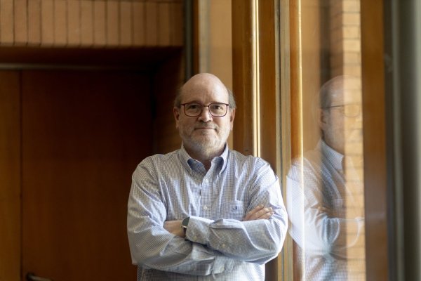Patricio Dussaillant, próximo presidente de TVN, y el libro de la Segegob de Bachelet donde plasmó sus ideas sobre televisión y política