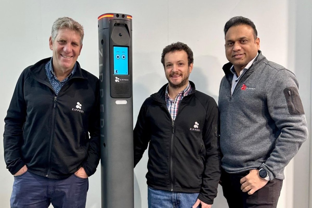 <p>Ariel Schilkrut, CEO de Zippedi, junto a con Sebastián Oyanedel (VP Customer Success) y Kishor Taywade (CTO) y robot de escaneo de góndolas en EuroShop 2026, Düsseldorf, Alemania</p>