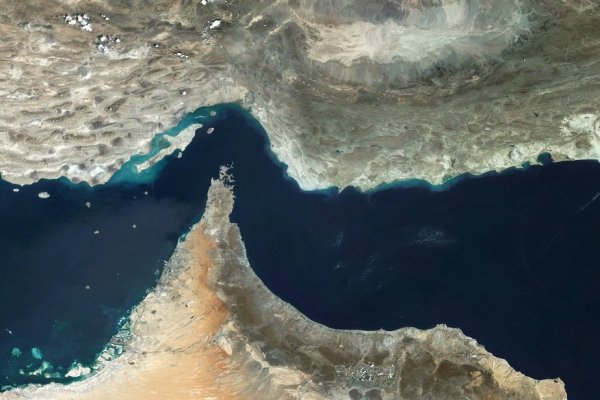 Los barcos petroleros evitan Ormuz mientras la Guardia Revolucionaria iraní advierte que el tránsito por esa vía "no es seguro"