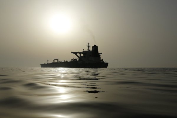Hapag-Lloyd suspende todo el tránsito de buques por el Estrecho de Ormuz debido a la escalada del conflicto militar en la región