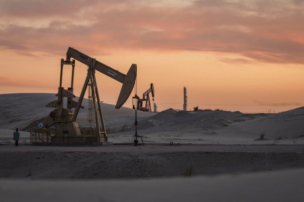 La OPEP+ aumentará la producción en 200.000 barriles diarios para calmar los mercados