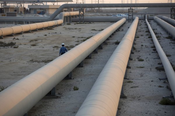Refinería de petróleo de Aramco, la mayor de Arabia Saudita, detiene operaciones tras un ataque con drones