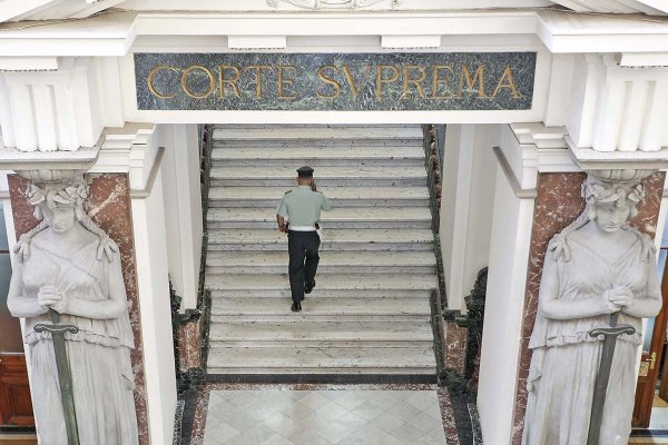 Duro revés para el TDLC: Corte Suprema revoca condenas contra Hurtado, Consorcio, LarrainVial y Banco de Chile por interlocking