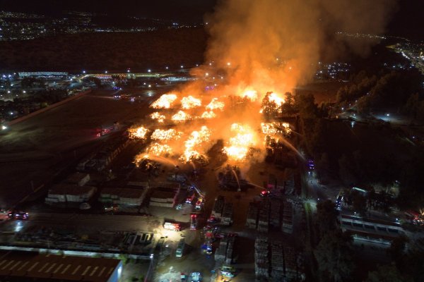 Suspenden clases en 14 colegios de Puente Alto por humo tras incendio en sector de planta de CMPC que fue contenido por casi 300 bomberos