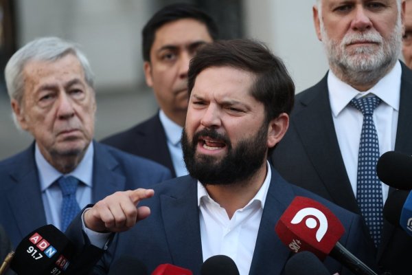 <p>Ahora en DF | Bilateral entre Boric y Kast se terminó abruptamente con acusaciones cruzadas de mentir por cable chino</p>