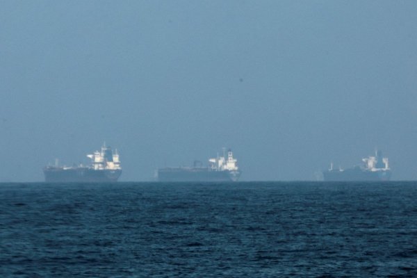 El cierre del estrecho de Ormuz empeora, mientras los petroleros llevan cinco días varados