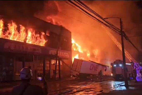“Estuvimos a metros de una catástrofe": incendio en Zofri amenazó planta de Copec y reviven críticas por seguridad en el barrio industrial