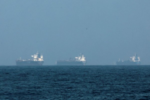 La parálisis del estrecho de Ormuz por la guerra dispara los futuros del petróleo WTI y el referencial Brent sobre US$ 90 por barril
