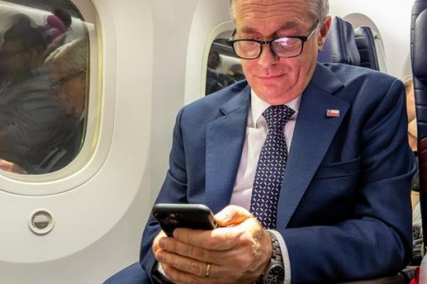 <p>Kast llega a Miami para cumbre con Trump, mientras Boric asegura que fue él quien frenó el proyecto del cable a la espera de conversarlo con el mandatario electo</p>