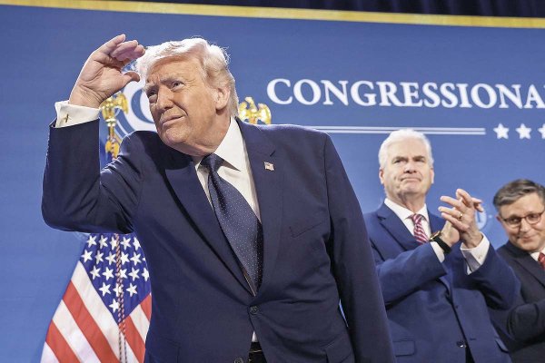 Precios del petróleo bajan luego que Trump asegura que la guerra se resolverá “muy pronto” y anticipa que levantará sanciones al crudo