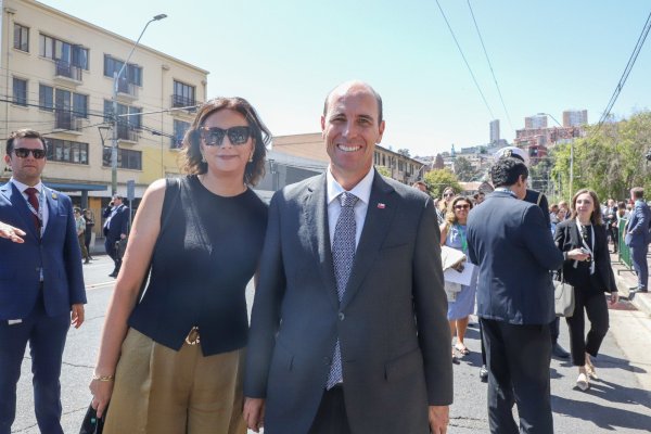 <p>El nuevo ministro de Obras Públicas, Martín Arrau, junto a su esposa, Luz María Izquierdo, afuera de la ceremonia del cambio de mando en el Congreso. Foto: Julio Castro.</p>