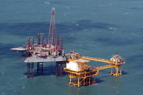 <p>La AIE acuerda liberar un récord de 400 millones de barriles de petróleo ante emergencia por la guerra</p>