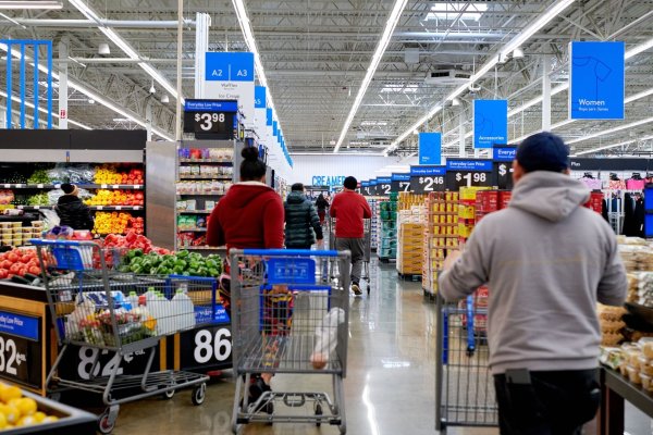 Walmart reparte US$ 25 millones entre los trabajadores de sus tiendas en Chile por "sólidos resultados operacionales"