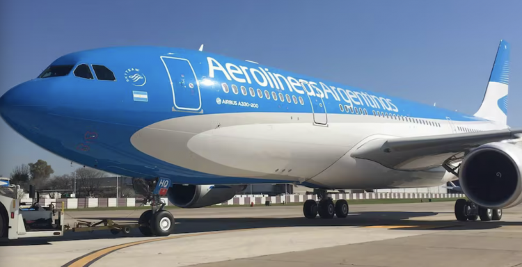 <p>Por alza en el precio del petróleo: Aerolíneas Argentinas aplica recargo en sus vuelos</p>