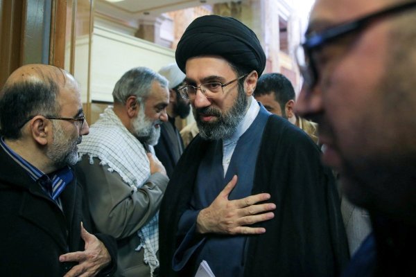 El nuevo líder de Irán, Mojtaba Jamenei, insta a mantener cerrado el estrecho de Ormuz y el Brent cierra sobre los US$ 100 el barril