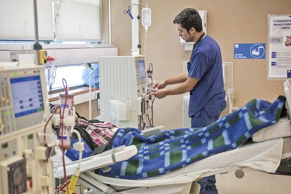 Chomali oficializa a Oyarzo en Fonasa, nombra a sus principales asesores y afina la alerta sanitaria por cáncer