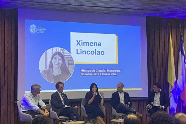 <p>Al medio, la ministra de Ciencia, Ximena Lincolao, durante su participación en el encuentro realizado en el Centro de Innovación UC.</p>