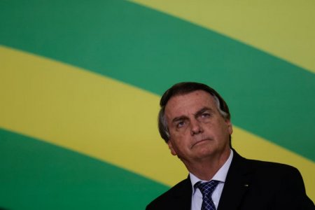 ExPresidente de Brasil Jair Bolsonaro es ingresado a la UCI por una neumonía
