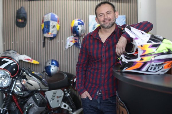 El chileno autodidacta que se convirtió en uno de los 5 pintores de cascos deportivos para Red Bull en el mundo