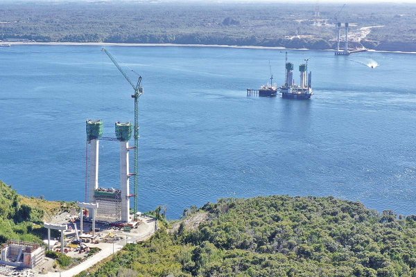 <p>Consorcio del Puente Chacao advierte estrechez financiera en cita con el MOP y buscaría nuevo plazo de entrega</p>